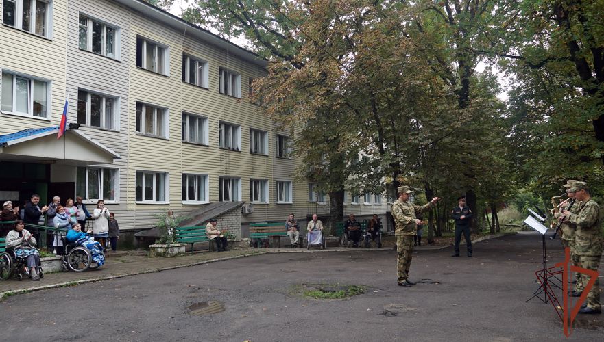 Воронежские росгвардейцы подарили концерт пожилым гражданам 