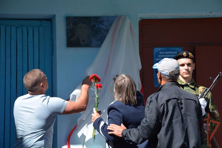 Мемориальную доску в память о погибшем росгвардейце открыли в Амурской области
