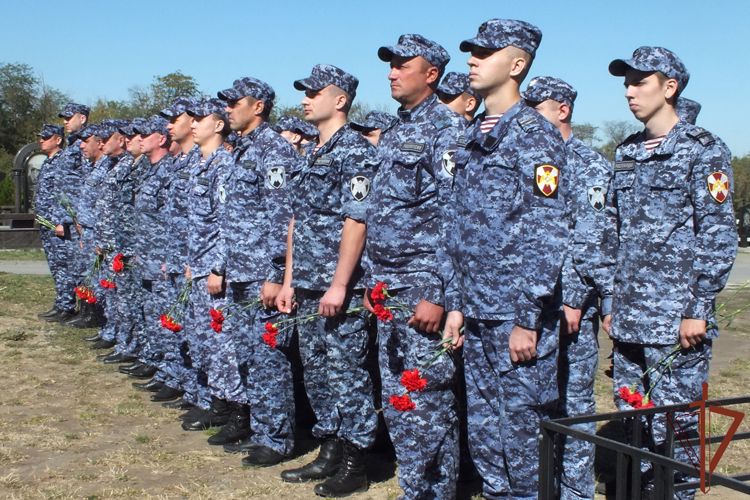  В Ростовской области росгвардейцы почтили память погибшего сотрудника вневедомственной охраны 