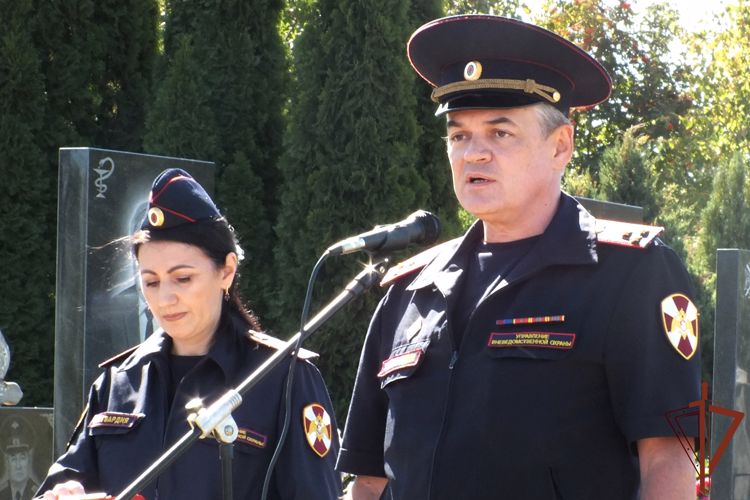  В Ростовской области росгвардейцы почтили память погибшего сотрудника вневедомственной охраны 