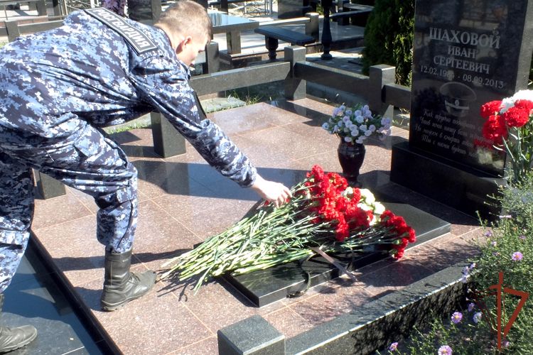  В Ростовской области росгвардейцы почтили память погибшего сотрудника вневедомственной охраны 