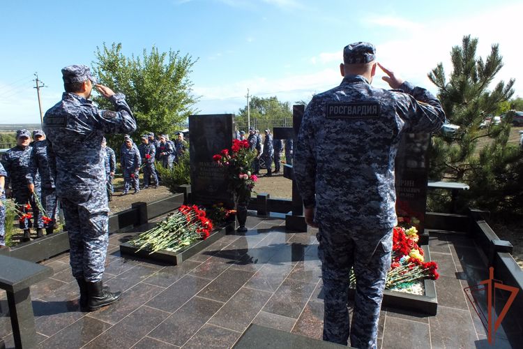 Память погибших сослуживцев почтили росгвардейцы в Новочеркасске