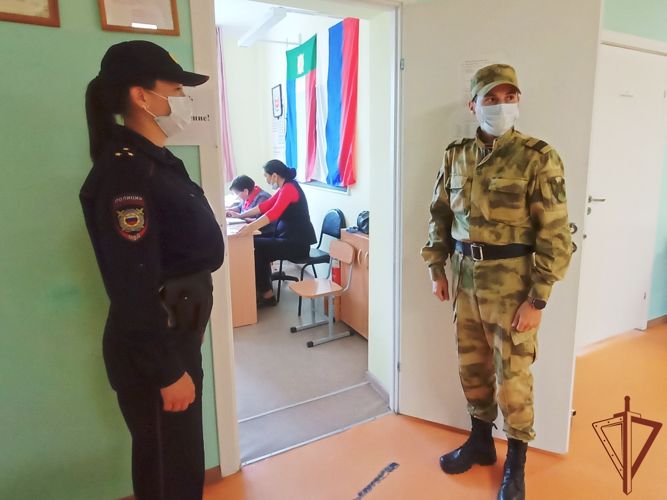 Росгвардейцы приняли участие в охране общественного порядка при проведении голосования в Сибири