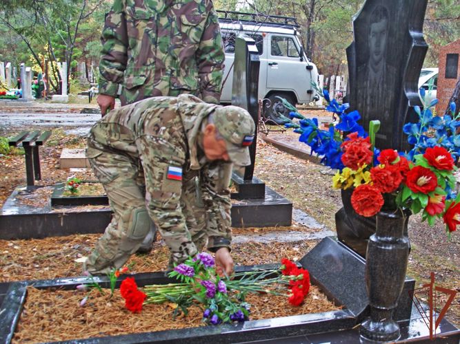 Память офицеров СОБР почтили росгвардейцы в Хакасии