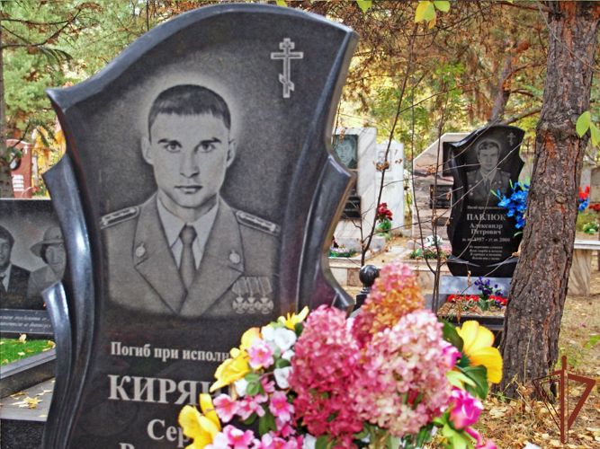 Память офицеров СОБР почтили росгвардейцы в Хакасии