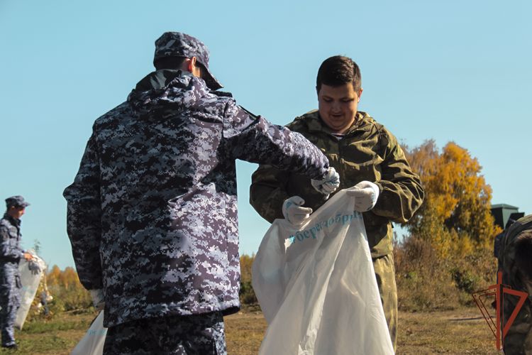 В Сибири росгвардейцы приняли участие во Всероссийской экологической акции «Зеленая Россия»