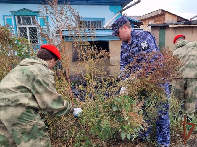 Росгвардейцы со школьниками оказали помощь труженице тыла