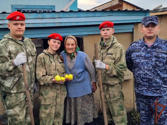 Росгвардейцы со школьниками оказали помощь труженице тыла