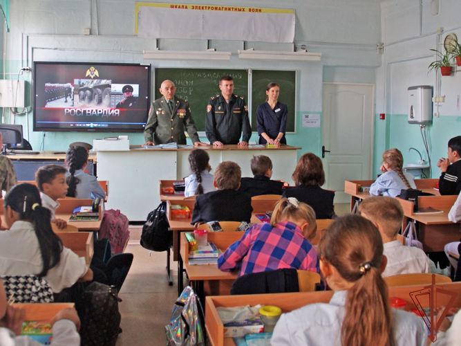 Уроки мужества с кадетами подшефных классов провели росгвардейцы в Сибири 
