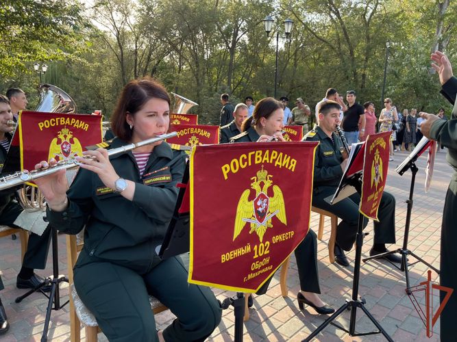 Росгвардейцы в Дагестане приняли участие в открытии фотовыставки, приуроченной ко Дню солидарности в борьбе с терроризмом