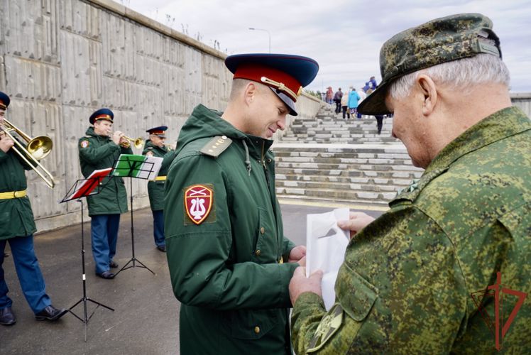 Под аккомпанемент военного оркестра Росгвардии в Волгограде встретили делегацию ветеранов из Свердловской области 