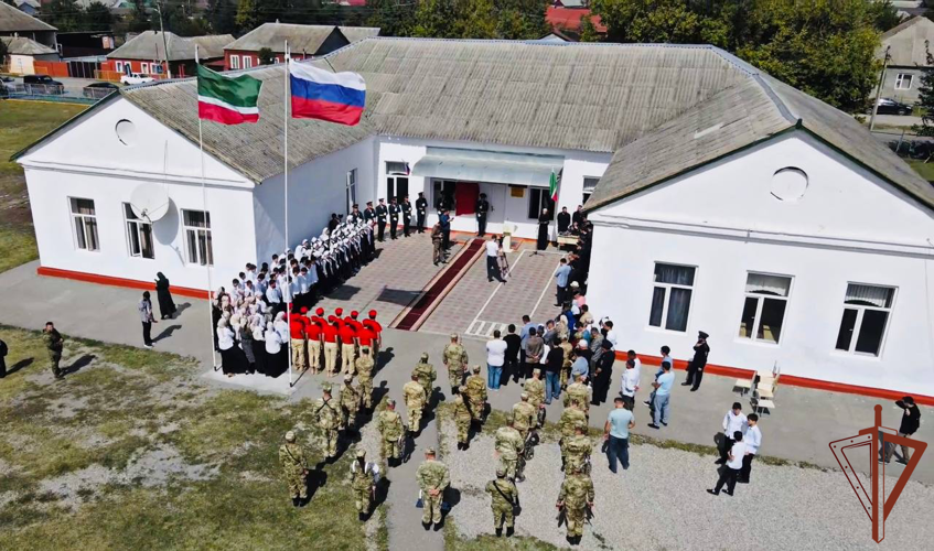 Мемориальную доску погибшему росгвардейцу установили в Чеченской Республике 