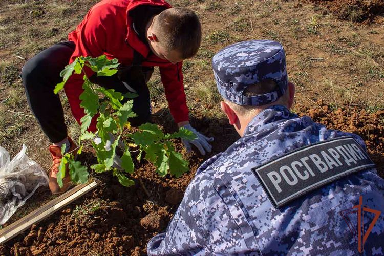 Участниками экологического субботника «Зеленая Россия» стали сотрудники Росгвардии из Челябинска 