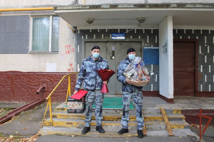 Росгвардейцы в Москве поздравили ветерана Великой Отечественной войны с 95-летием