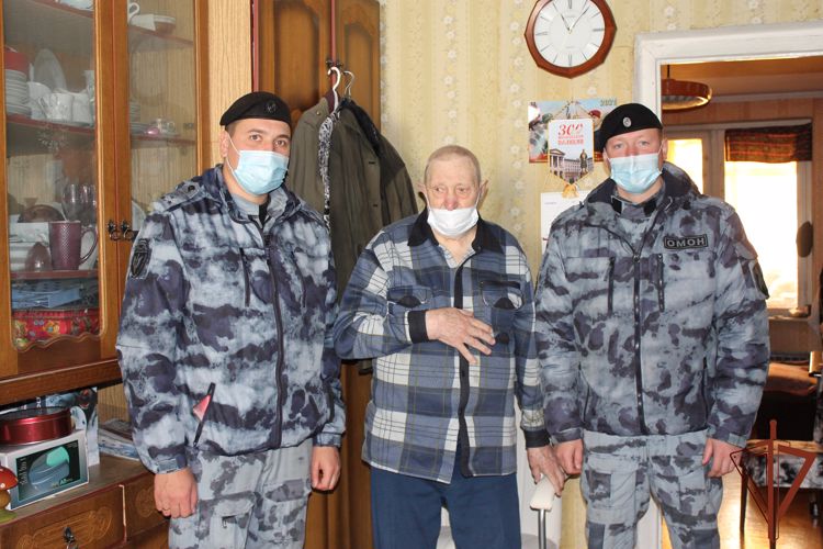 Росгвардейцы в Москве поздравили ветерана Великой Отечественной войны с 95-летием