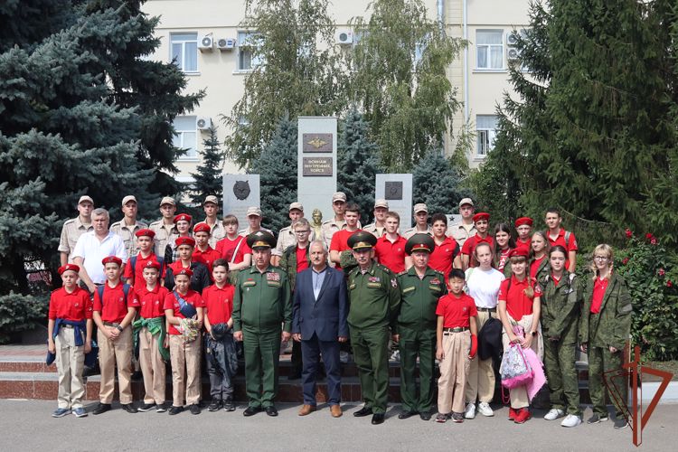 Ростовские юнармейцы узнали о подвигах военнослужащих Росгвардии - героях России