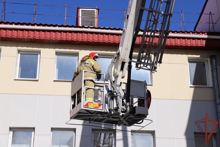 Занятия по отработке действий при пожаре провели росгвардейцы с МЧС в Уральском округе
