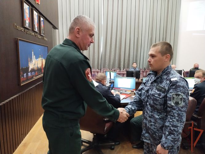 В столичном главке Росгвардии наградили сотрудников вневедомственной охраны, спасших утопающего