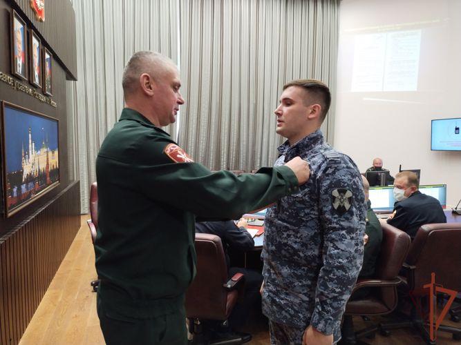 В столичном главке Росгвардии наградили сотрудников вневедомственной охраны, спасших утопающего