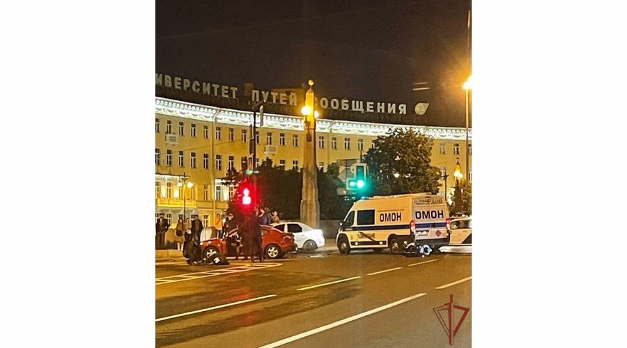 Бойцы ОМОН Росгвардии оказали медпомощь пострадавшему в ДТП мотоциклисту в Петербурге