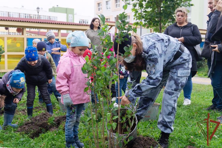 Росгвардейцы приняли участие в акции «Дерево Сталинграда» в Санкт-Петербурге