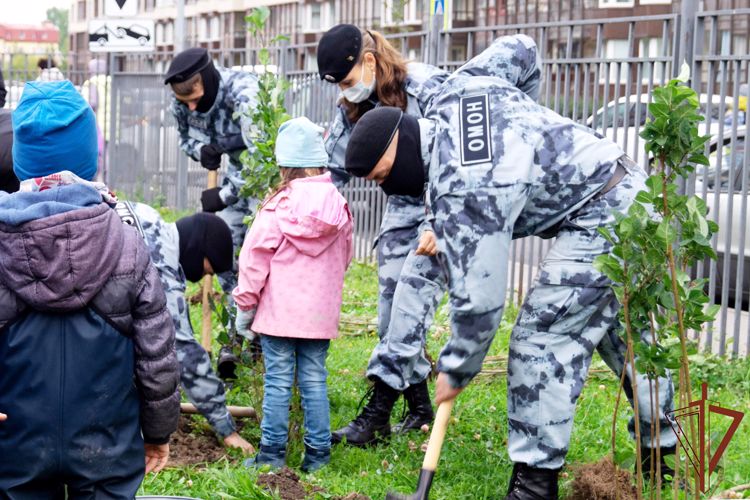 Росгвардейцы приняли участие в акции «Дерево Сталинграда» в Санкт-Петербурге