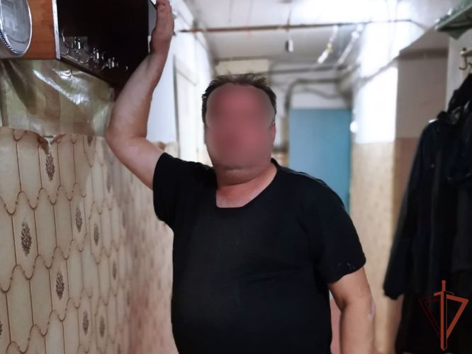Росгвардейцы задержали нетрезвого архангелогородца, который разгуливал по улице с похожим на оружие предметом (видео)