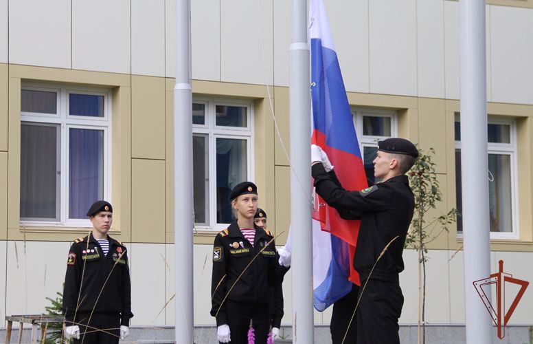 Росгвардейцы поздравили с Днем знаний школьников, студентов и кадетов подшефных учреждений на Урале