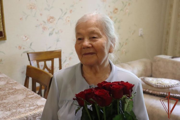 Труженицу тыла поздравили с 92-летием сотрудники Росгвардии