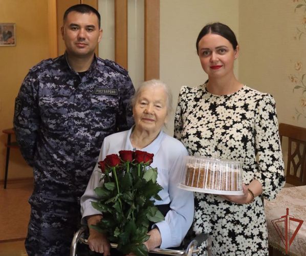 Труженицу тыла поздравили с 92-летием сотрудники Росгвардии
