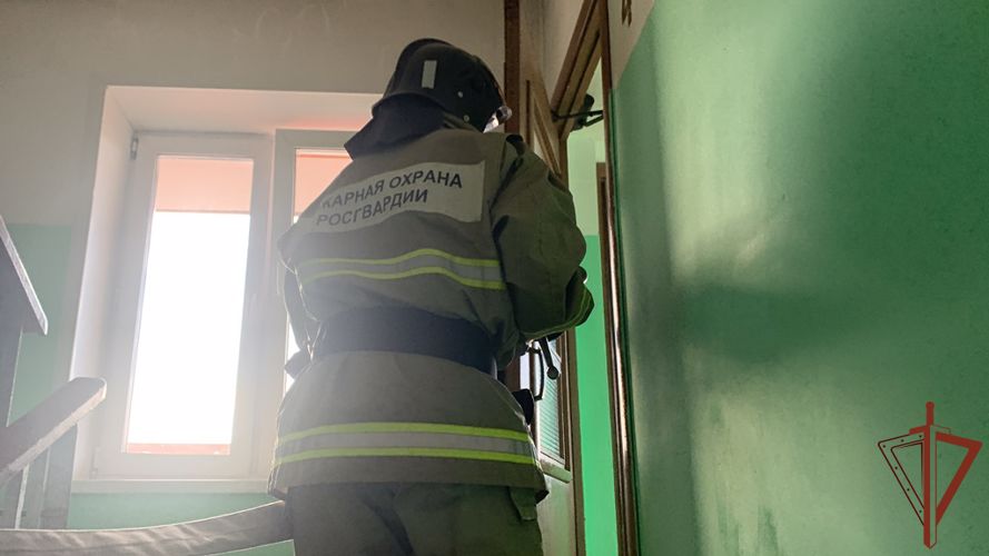 Занятия по отработке действий при пожаре провели росгвардейцы с МЧС в Уральском округе
