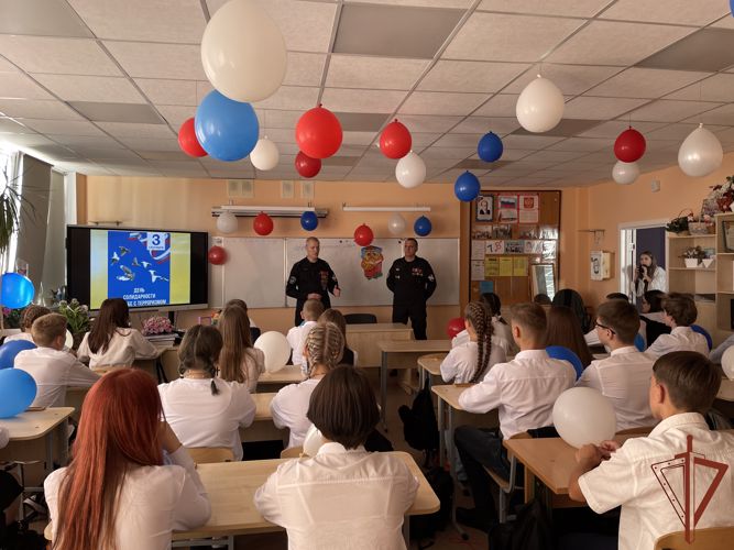 Росгвардейцы Центрального округа поздравили школьников с Днём знаний