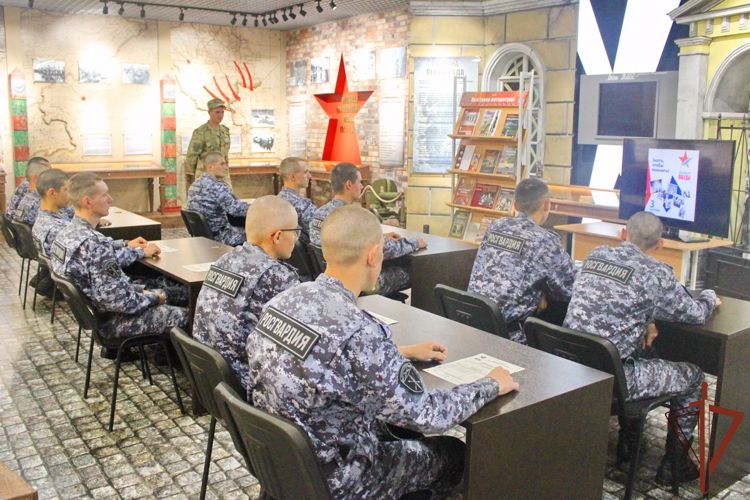 Более 2,6 тыс. военнослужащих и сотрудников Северо-Западного округа Росгвардии стали участниками «Диктанта Победы»