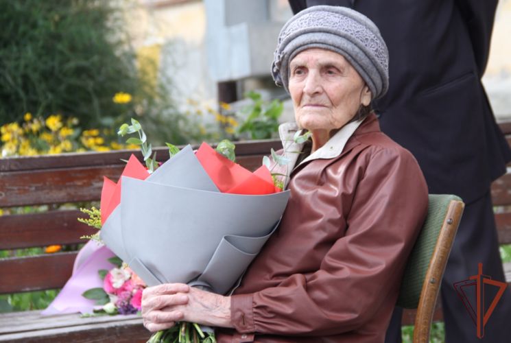  Со 100-летним юбилеем поздравили росгвардейцы тюменского ветерана Великой Отечественной войны  (видео)