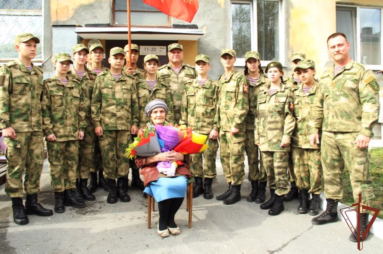  Со 100-летним юбилеем поздравили росгвардейцы тюменского ветерана Великой Отечественной войны  (видео)