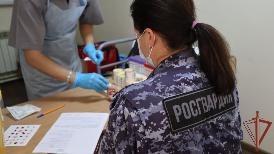Около 25 литров крови сдали в Красноярске росгвардейцы 