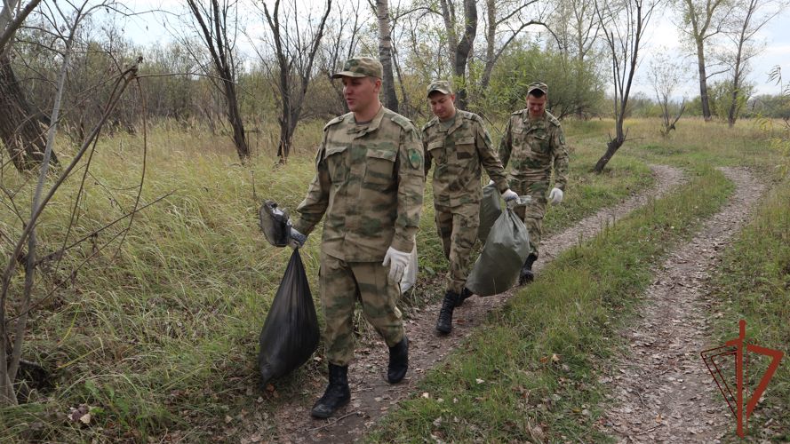 С участием росгвардейцев в Красноярске состоялся экологический субботник «Зеленая Россия»