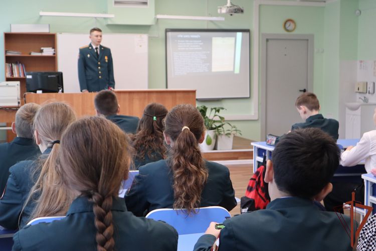 Уроки мужества с кадетами подшефных классов провели росгвардейцы в Сибири 
