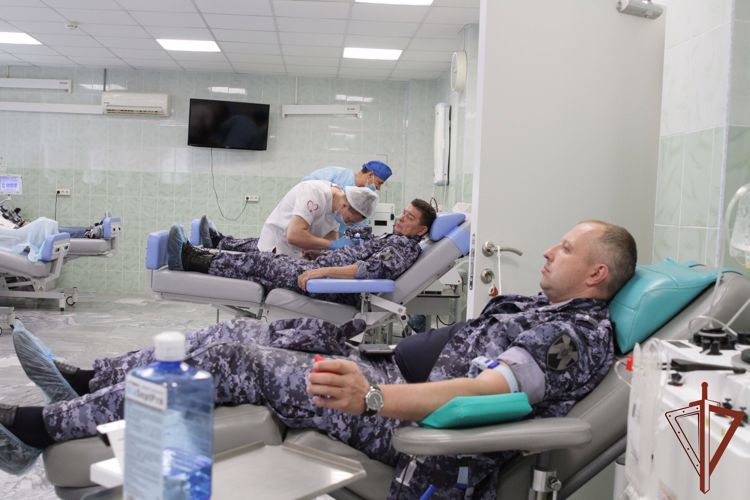 Более 50 росгвардейцев приняли участие в донорской акции в Москве