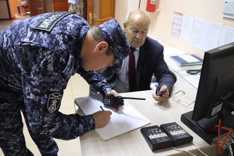Росгвардейцы Восточного округа обеспечили безопасность проведения Дня знаний 