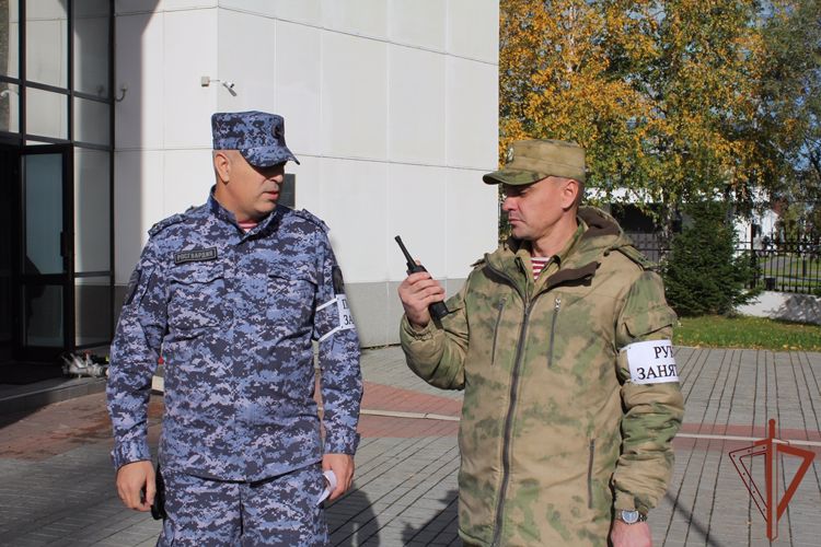 Занятия по отработке действий при пожаре провели росгвардейцы с МЧС в Уральском округе