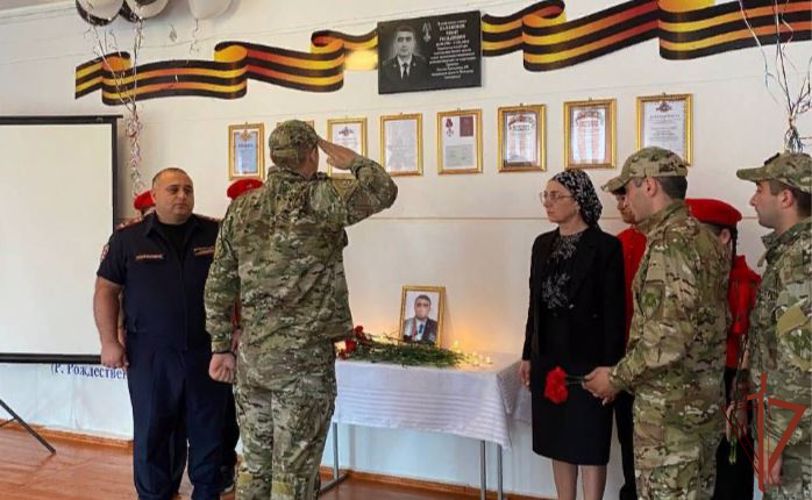В ПАМЯТЬ О ПОГИБШЕМ СОТРУДНИКЕ РОСГВАРДИИ В КАБАРДИНО-БАЛКАРИИ УСТАНОВИЛИ МЕМОРИАЛЬНУЮ ДОСКУ