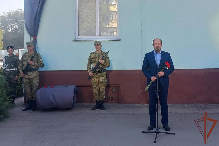 Мемориальную доску в память о военнослужащем Росгвардии установили в Рубцовске