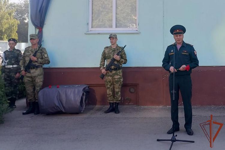 Мемориальную доску в память о военнослужащем Росгвардии установили в Рубцовске