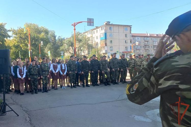 Мемориальную доску в память о военнослужащем Росгвардии установили в Рубцовске