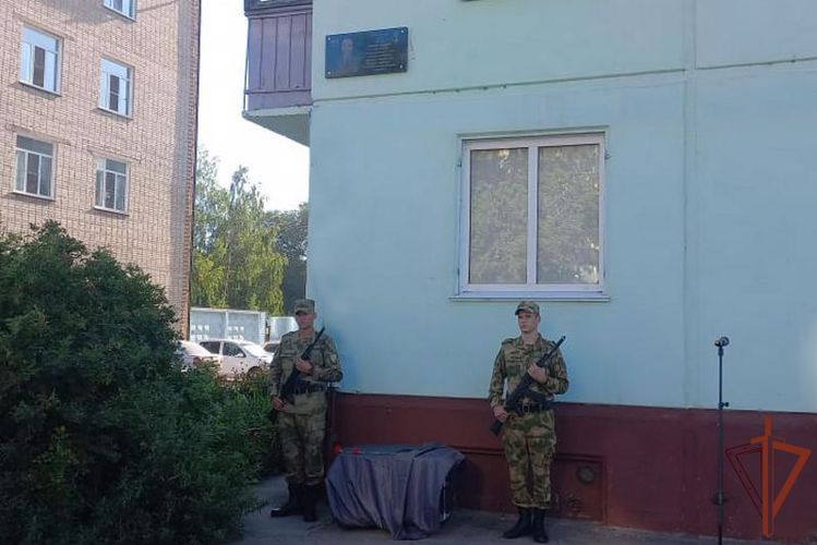 Мемориальную доску в память о военнослужащем Росгвардии установили в Рубцовске