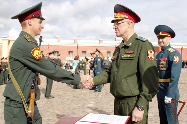 Первокурсники Санкт-Петербургского военного института Росгвардии приняли Военную присягу