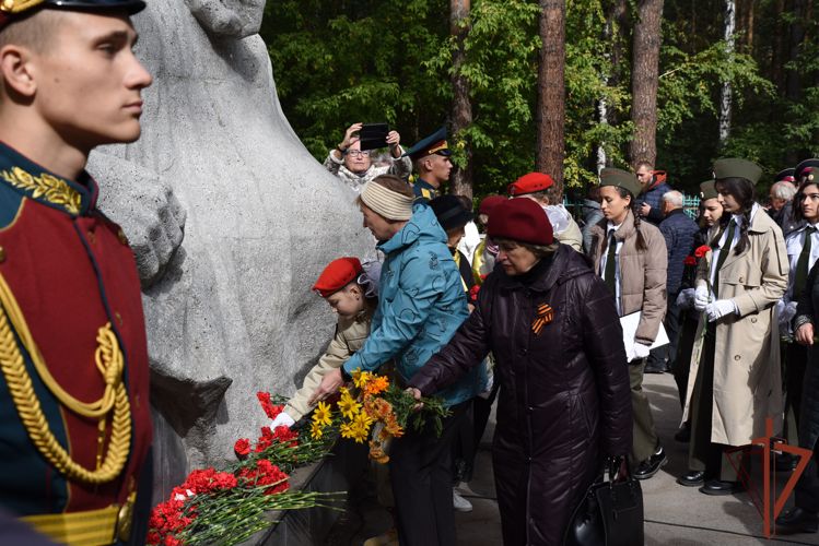 Росгвардейцы приняли участие в открытии памятника ветерану ВОВ в Новосибирске