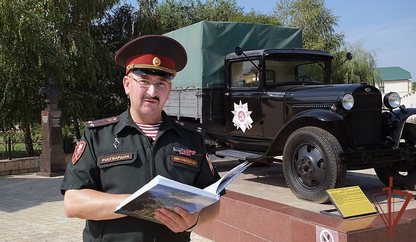 Военнослужащие Росгвардии из Чечни приняли участие в флэшмобе «Читаем Сараева» (видео)