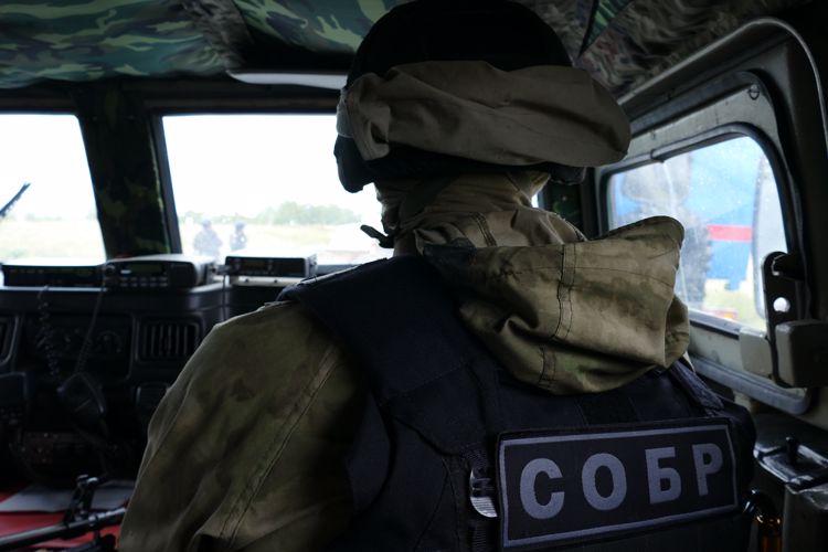 Росгвардия задержала в Омске подозреваемых в вымогательстве крупной денежной суммы